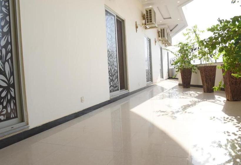 هتل De Raj Sialkot