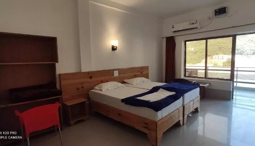 هتل H7 Stay On The Ganges, Yoga & Spa Resort, Rishikesh