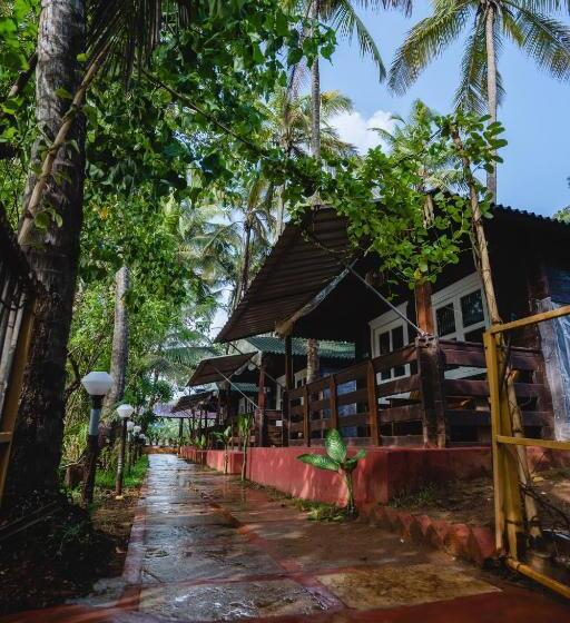 Отель Lotusfeet Beach Resort Morjim