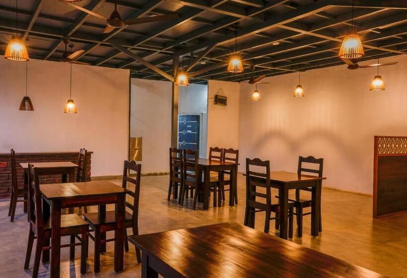 Отель Lotusfeet Beach Resort Morjim