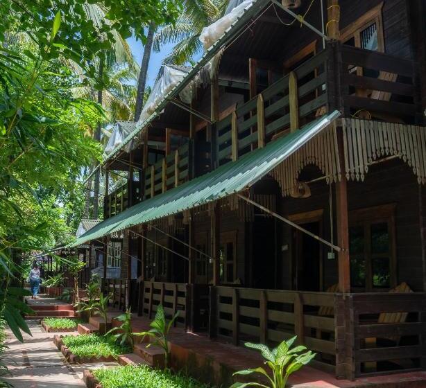 Отель Lotusfeet Beach Resort Morjim