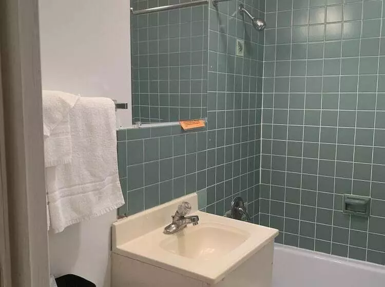 فندق Monticello Inn