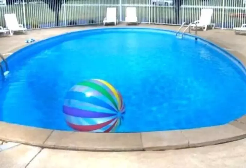 فندق Monticello Inn