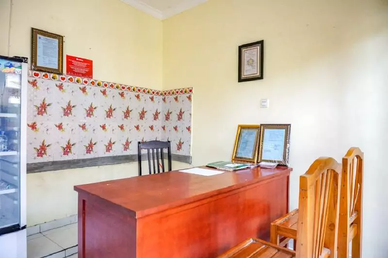 ホテル Reddoorz Near Buleleng Harbour 2