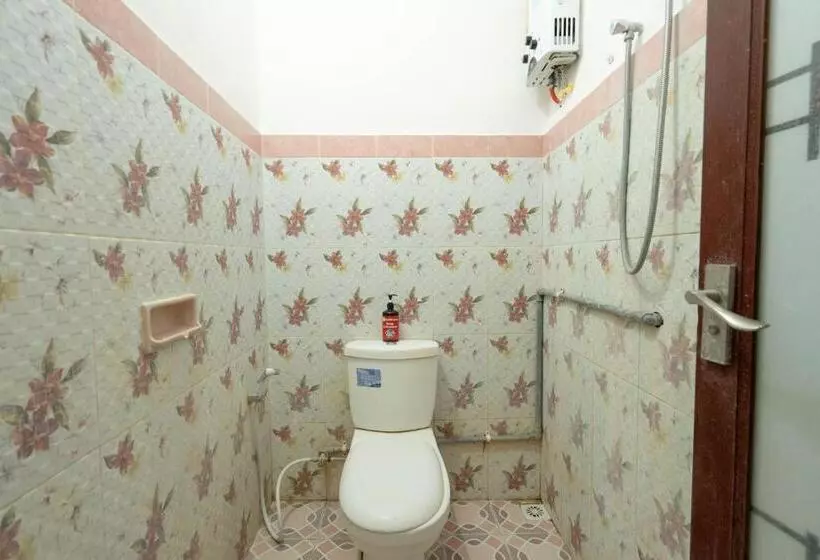 ホテル Reddoorz Near Buleleng Harbour 2