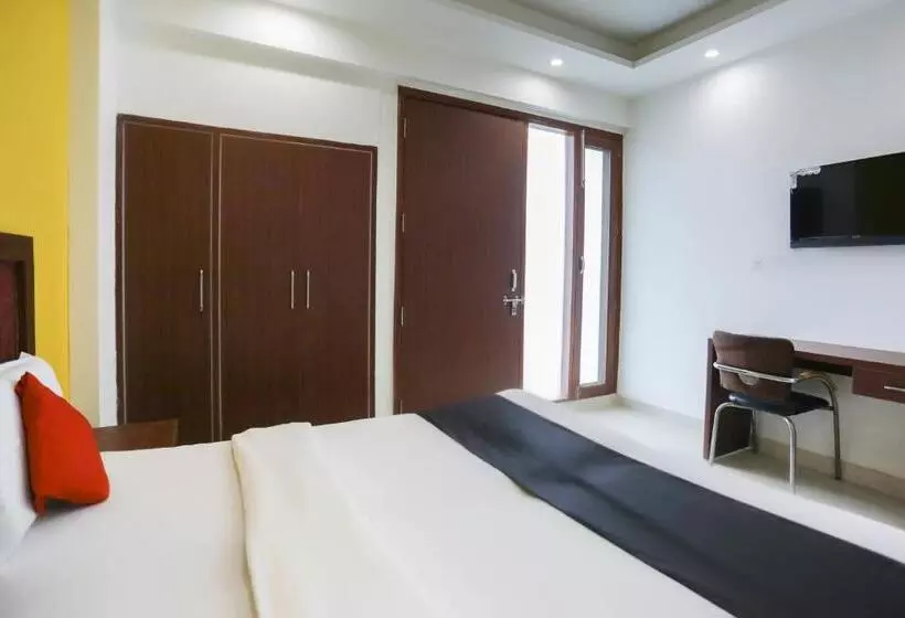 Capital O Hotel Sapphire Near Iskcon Temple Noida