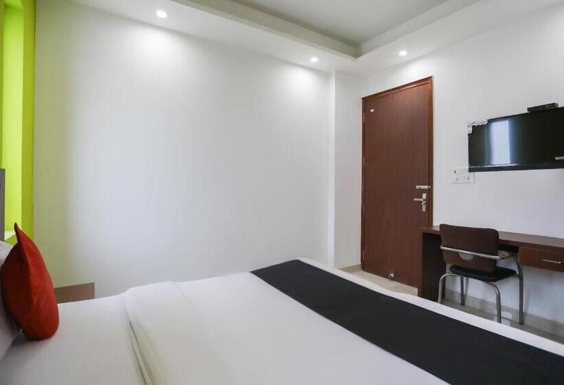 Capital O Hotel Sapphire Near Iskcon Temple Noida