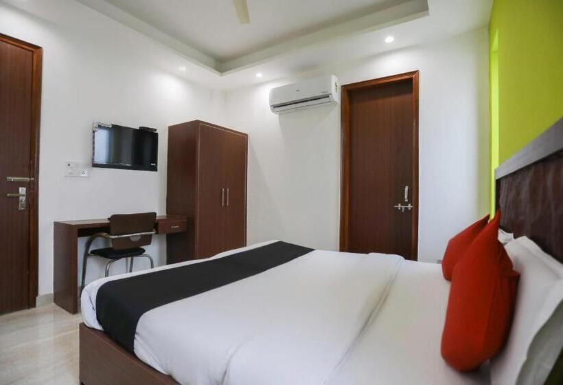 Capital O Hotel Sapphire Near Iskcon Temple Noida