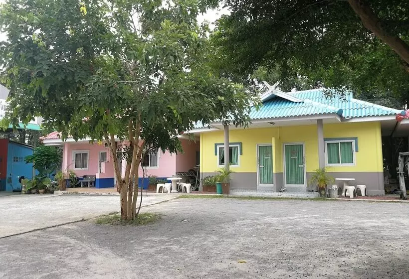 ホテル Baan Pak Parichat Sarun