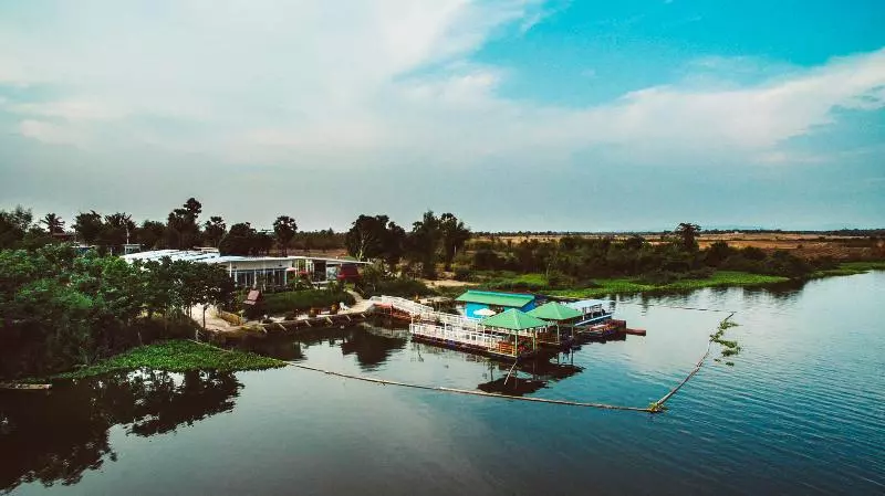 Hotelli Bluemoon Riverside Resort