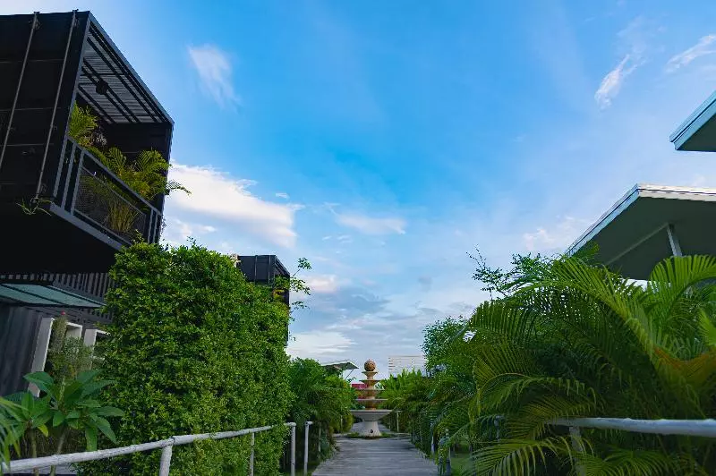 Hotelli Bluemoon Riverside Resort