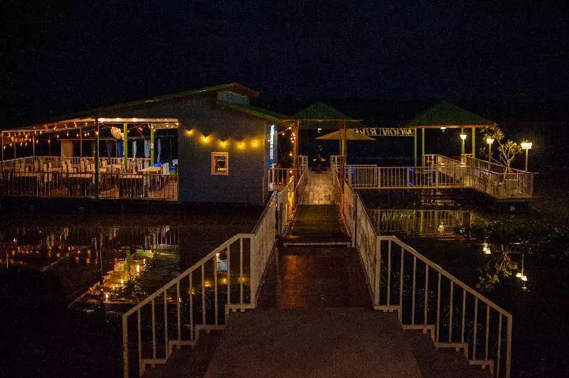 Hotelli Bluemoon Riverside Resort