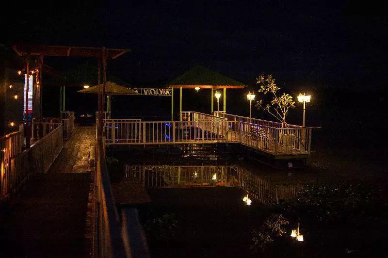 Hotelli Bluemoon Riverside Resort