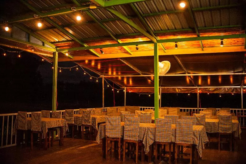 Hotelli Bluemoon Riverside Resort