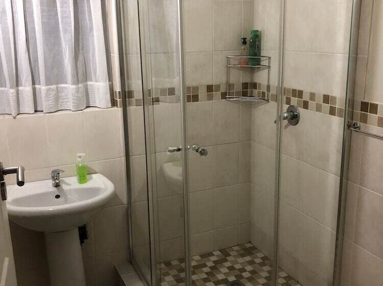 بنسيون Eden Rose Manor B&b