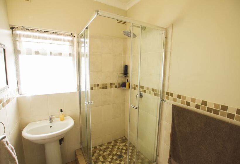 بنسيون Eden Rose Manor B&b