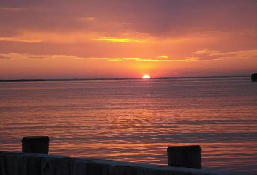 Отель Lowes Wharf Marina Inn