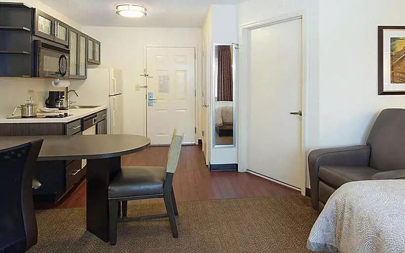 هتل Sonesta Simply Suites Detroit Ann Arbor