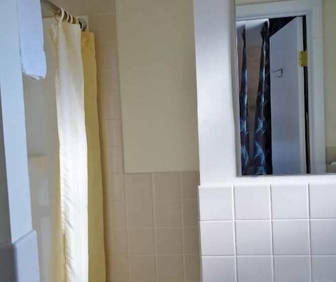 Monument Mountain Motel