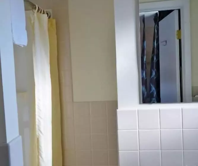 Monument Mountain Motel