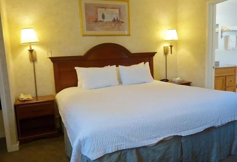 Monument Mountain Motel