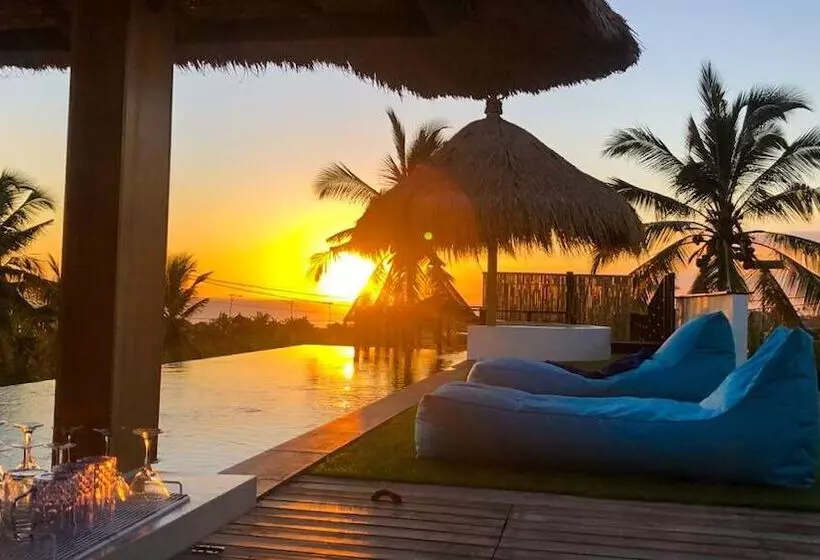 ユースホステル Swell Hotel, Pool Bar & Restaurant