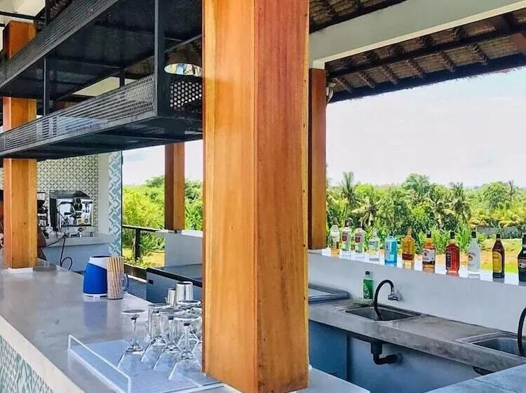 ユースホステル Swell Hotel, Pool Bar & Restaurant