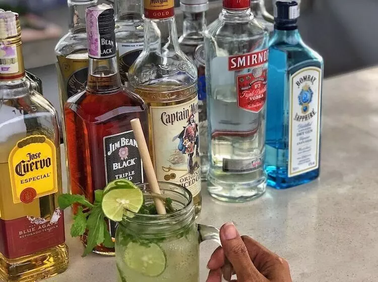 ユースホステル Swell Hotel, Pool Bar & Restaurant