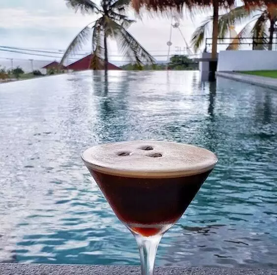 ユースホステル Swell Hotel, Pool Bar & Restaurant