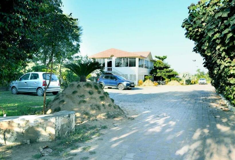 בית מלון כפרי Rani Bagh Resort