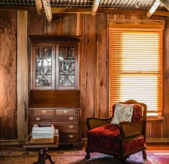 Majatalo Capers Cottage And Barn Accommodation