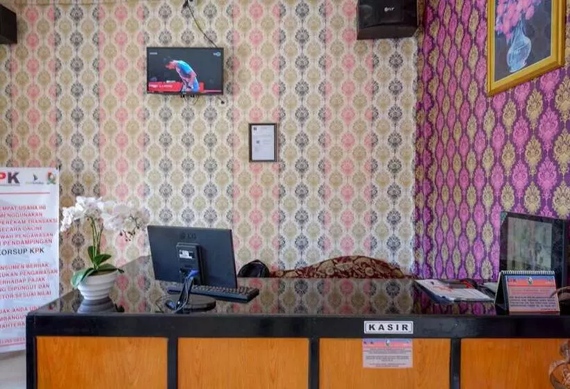 Reddoorz @ Hotel Grand Aulia Majene