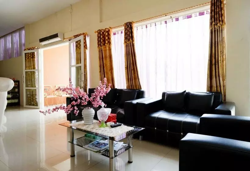 Reddoorz @ Hotel Grand Aulia Majene