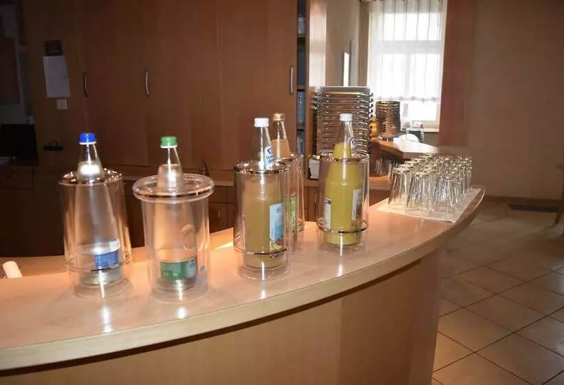 Hotelli Gasthof Pension Zum Goldenen Hirschen