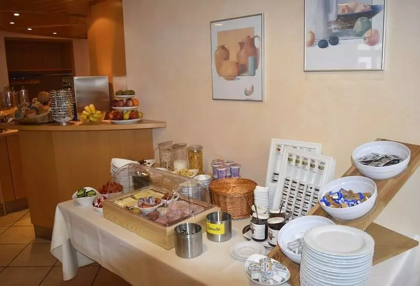 Hotelli Gasthof Pension Zum Goldenen Hirschen