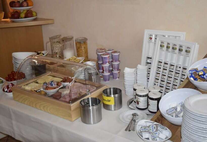 Hotelli Gasthof Pension Zum Goldenen Hirschen