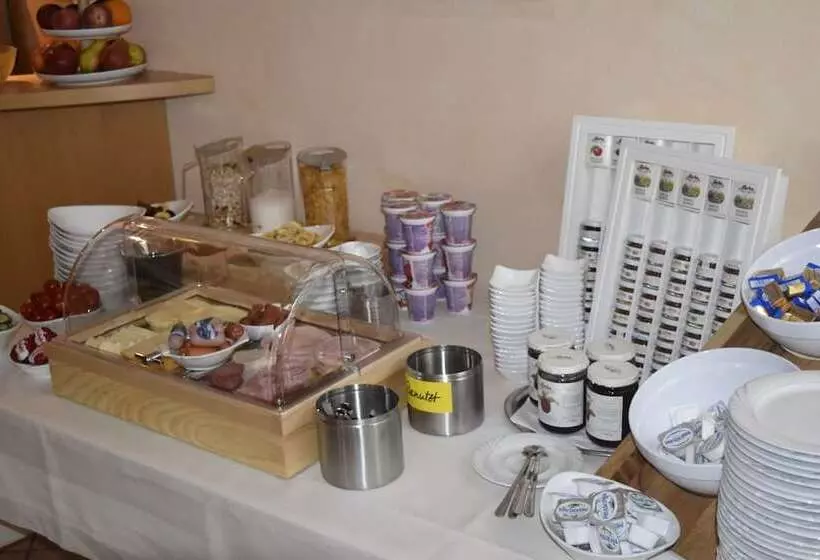 Hotelli Gasthof Pension Zum Goldenen Hirschen