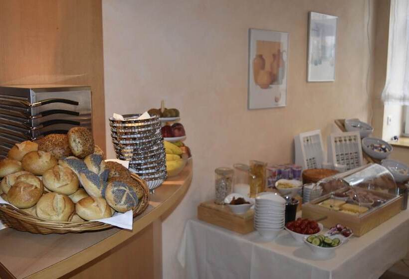 Hotelli Gasthof Pension Zum Goldenen Hirschen