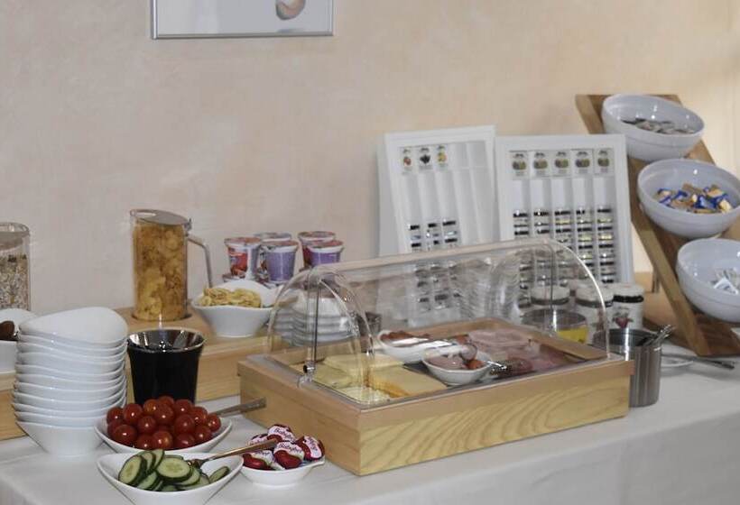 Hotelli Gasthof Pension Zum Goldenen Hirschen