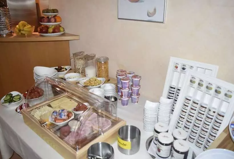 Hotelli Gasthof Pension Zum Goldenen Hirschen