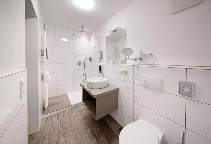 Hotelli Gasthof Pension Zum Goldenen Hirschen