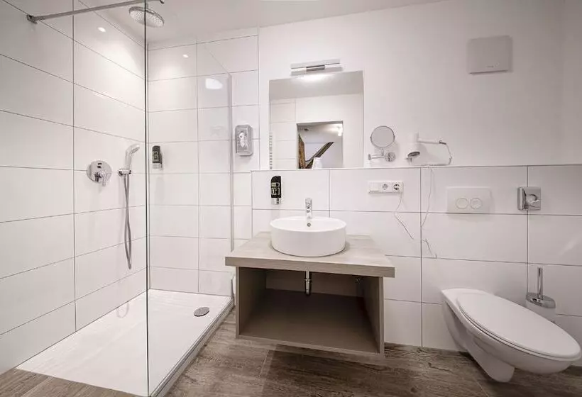 Hotelli Gasthof Pension Zum Goldenen Hirschen