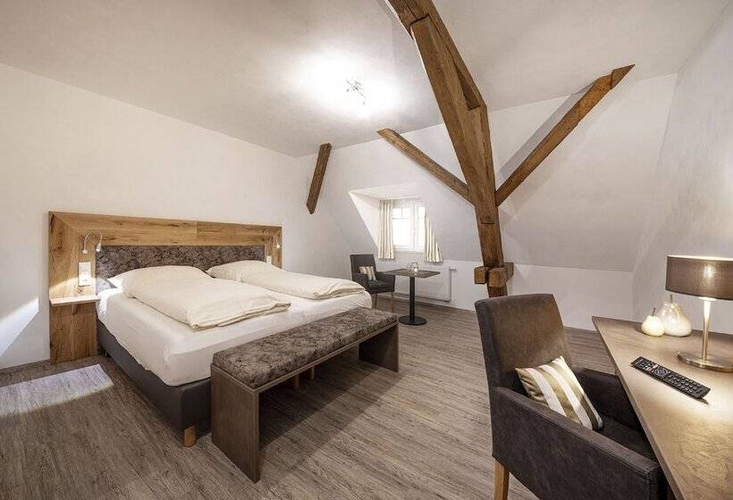 Hotelli Gasthof Pension Zum Goldenen Hirschen