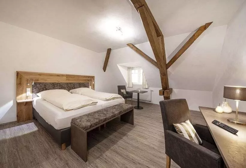 Hotelli Gasthof Pension Zum Goldenen Hirschen