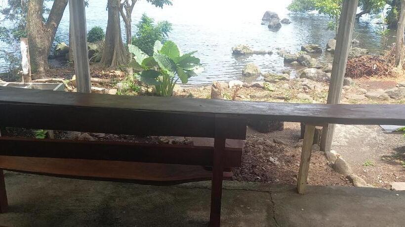 تختخواب و صبحانه Rocks Beach