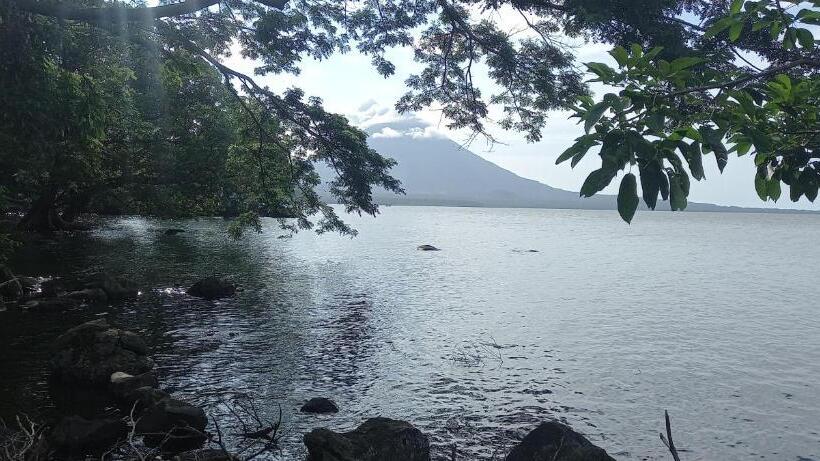 تختخواب و صبحانه Rocks Beach