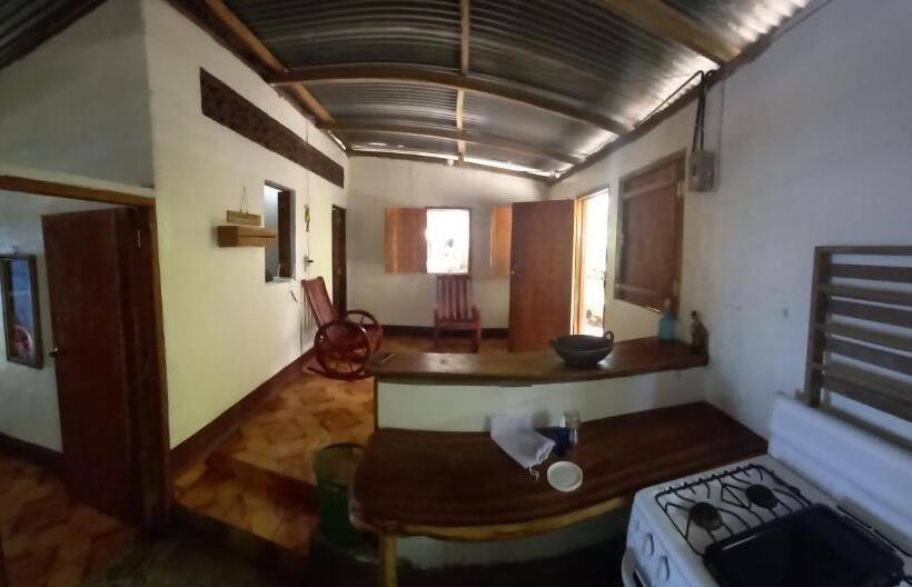 تختخواب و صبحانه Rocks Beach