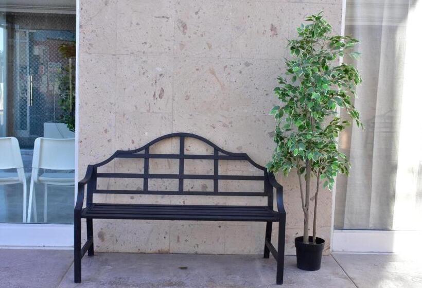 Отель California Comfort & Suites