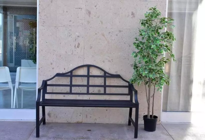 Hotelli California Comfort & Suites