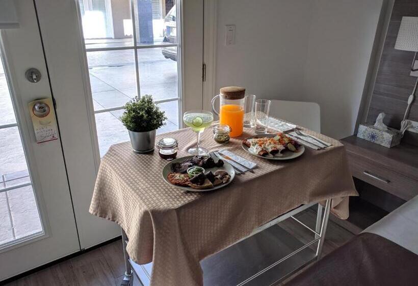 Отель California Comfort & Suites